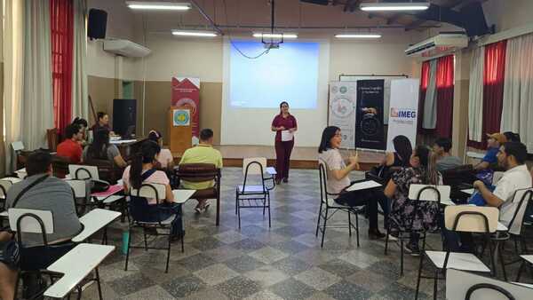 Escuela de Clínicas imparte clases en lenguaje de señas para futuros padres