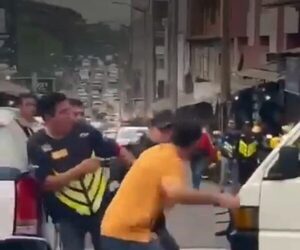 (VIDEO). Inerviosopa la gente este viernes 13: Feroz pelea entre “zorro” y un automovilista