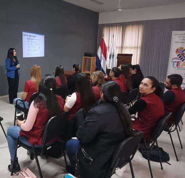 Capacitan a funcionarios públicos y a padres de niños con TEA - Nacionales - ABC Color