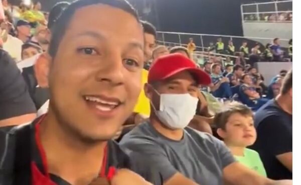 ¡Apareció curioso video de “Tito” Torres viendo el partido de Paraguay desde el sector de la hinchada rapai!
