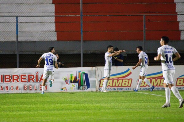 Versus / Ameliano respira hondo con triplete de Hugo Iván Valdez