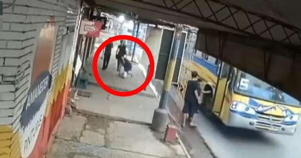 La Nación / Madre y bebé cayeron del bus cuando el chofer cerró las puertas y se engancharon en su bolsón