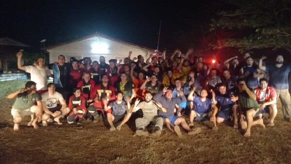 Chaco: Con sonidos de sirenas, gritos y abrazos, bomberos celebran eufóricos la caída de la lluvia