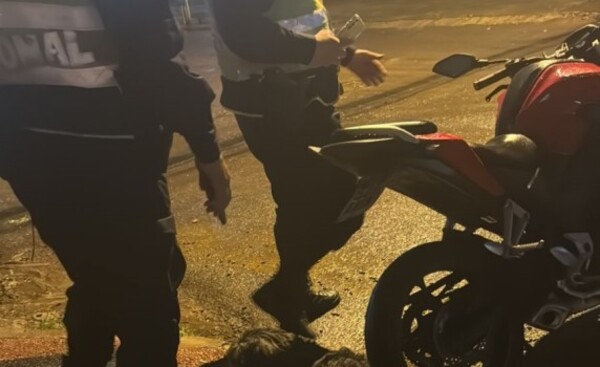 Abandonan motocicleta cerca de Capitão Bar