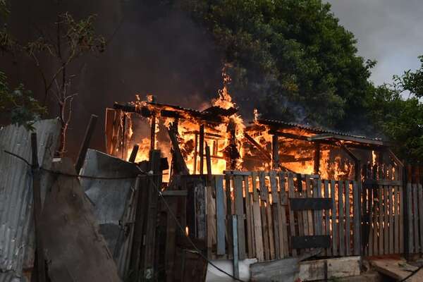Reportan otro incendio de precarias casas en la Chacarita - Policiales - ABC Color
