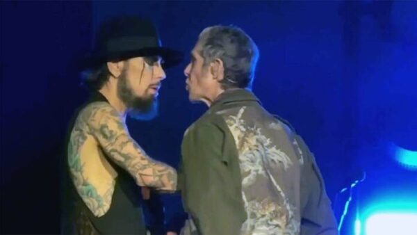 (VIDEO) ¡Rockeros acaban a puñetazos sobre el escenario!