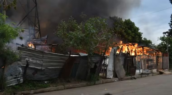 Se incendian varias viviendas y una torre de la ANDE en la Chacarita