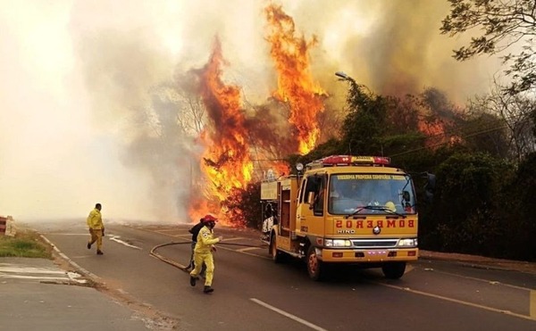 Bomberos solicitan donaciones de botas para seguir combatiendo incendios forestales en el Chaco - ADN Digital