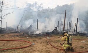 (GALERIA)Feroz incendio en la Chacarita dejó jey a varios sin casa