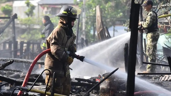 Incendio en la Chacarita: rápida respuesta de bomberos y asistencia a las familias afectadas - El Independiente