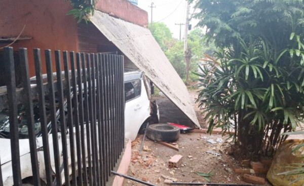 Mujer perdió el control de su rodado y chocó contra una vivienda
