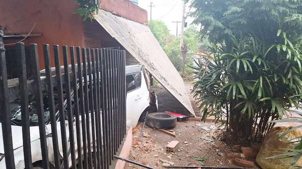 Conductora ebria choca contra una casa y derrumba la pared en Pdte. Franco - ABC en el Este - ABC Color