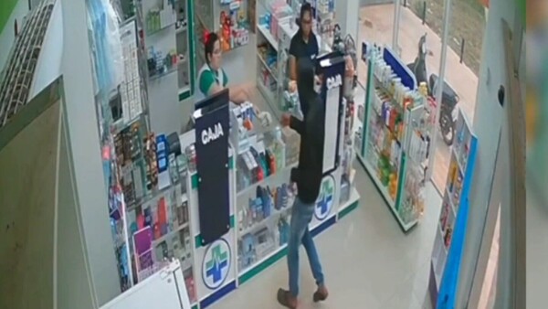 Video: Así actuó un solitario asaltante en una farmacia en Concepción