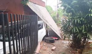 Conductora ebria derrumba pared de casa tras choque en Presidente Franco