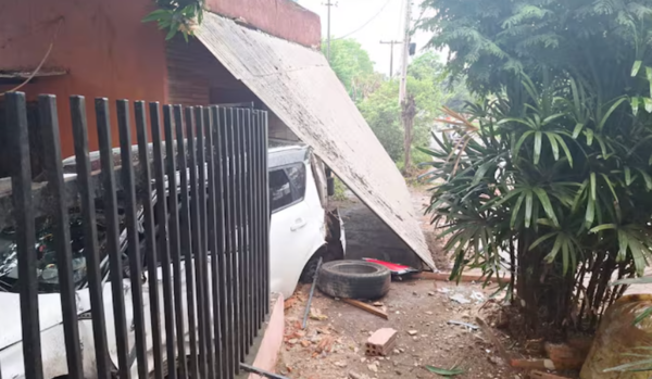 Conductora ebria derrumba pared de casa tras choque en Presidente Franco