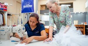 La Nación / La princesa Diana de Francia presenta la colección Girasoles