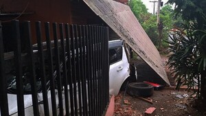 Una conductora pierde el control de su vehículo y choca contra una vivienda