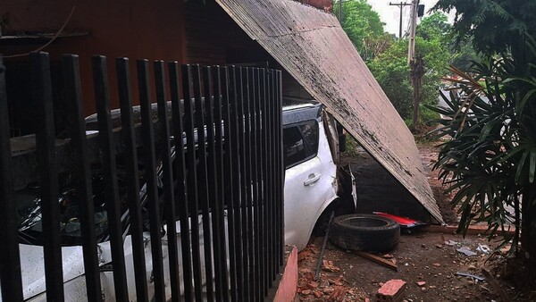 Una conductora pierde el control de su vehículo y choca contra una vivienda