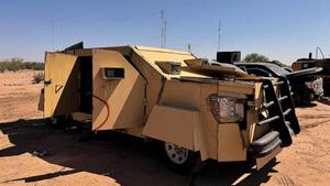 Narcos usan autos monstruo con blindaje artesanal para luchar en la frontera México-EEUU