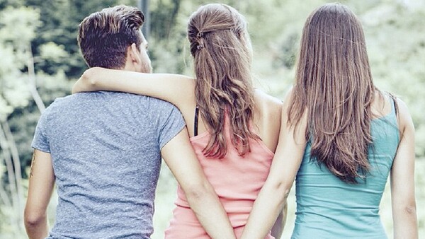 “Mi mejor amiga le coqueteaba a mi novio y creo que tuvieron algo”