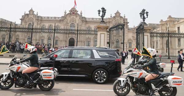 La Nación / Presidenta de Perú encabezó breve homenaje a Fujimori