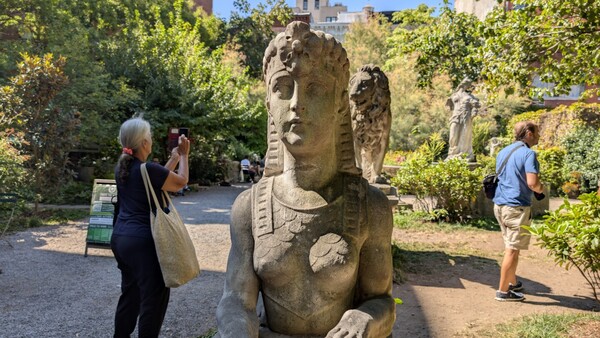 Estrellas del cine y la música luchan por conservar un oasis repleto de estatuas en Manhattan