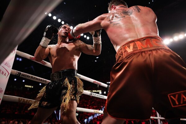 Versus / 'Canelo' Álvarez arrolla a Berlanga y retiene títulos de campeón supermediano