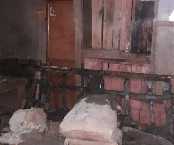 Cegado por los celos, intentó quemar la casa con sus dos hijos dentro