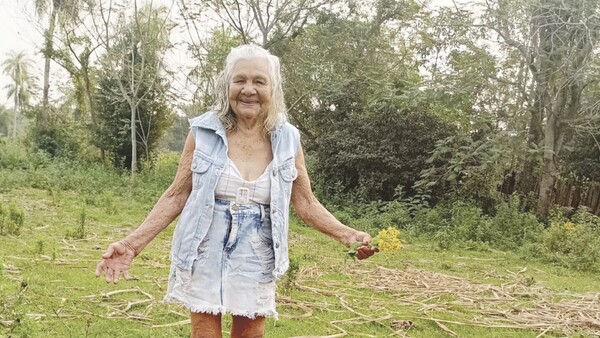 Abuelita sexi apagó 102 velitas y quiere un chico’i