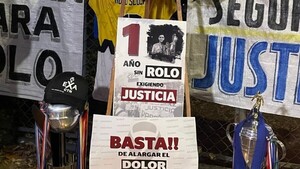 "Un año sin justicia": Familiares y amigos rinden homenaje a Rolo frente al complejo Los Arrayanes