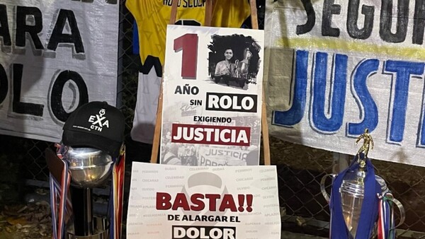 "Un año sin justicia": Familiares y amigos rinden homenaje a Rolo frente al complejo Los Arrayanes