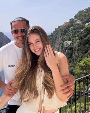 ¡El futbolista Jesús Medina y Natasha Soley se comprometieron en la mágica Isla de Capri! - Gente - ABC Color