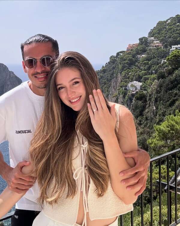 ¡El futbolista Jesús Medina y Natasha Soley se comprometieron en la mágica Isla de Capri! - Gente - ABC Color
