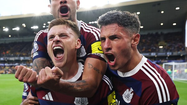 Newcastle supera al Wolverhampton con dos golazos