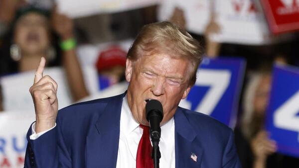 Reportan disparos en un lugar cercano a donde está Trump, que se encuentra "a salvo"