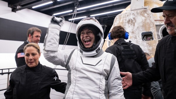 Histórica misión espacial privada regresa con éxito a la Tierra