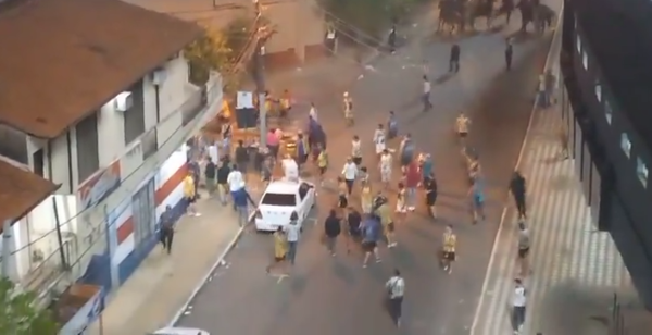 (VIDEO). Bolonki jeyma entre hinchas del Kure y polis en las inmediaciones del Defensores