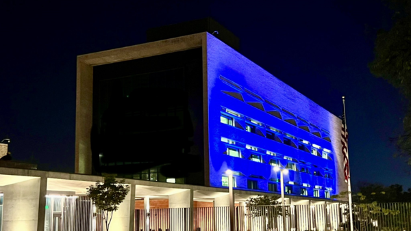 Embajada de EEUU en Paraguay se ilumina de azul por el Día Internacional de la Democracia