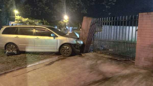 Enfermero ebrio chocó contra la muralla de una iglesia en el barrio San Pedro