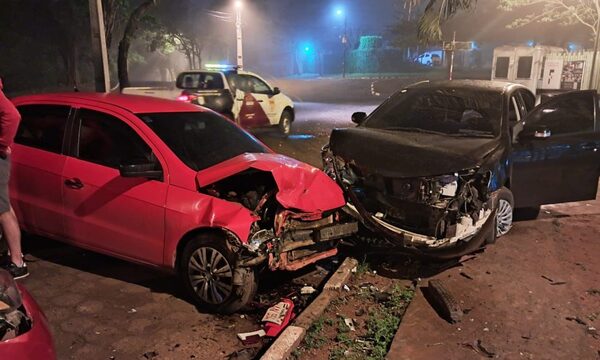 Conductora choca contra vehículos estacionados