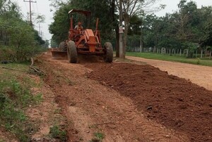 Mantenimiento de caminos vecinales facilita el acceso a servicios básicos a más de 7.000 pobladores de Paraguarí - .::Agencia IP::.