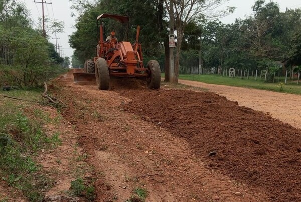 Mantenimiento de caminos vecinales facilita el acceso a servicios básicos a más de 7.000 pobladores de Paraguarí - .::Agencia IP::.