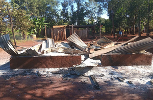 Un hombre habría incendiado su casa estando sus dos hijos menores dentro - Noticiero Paraguay