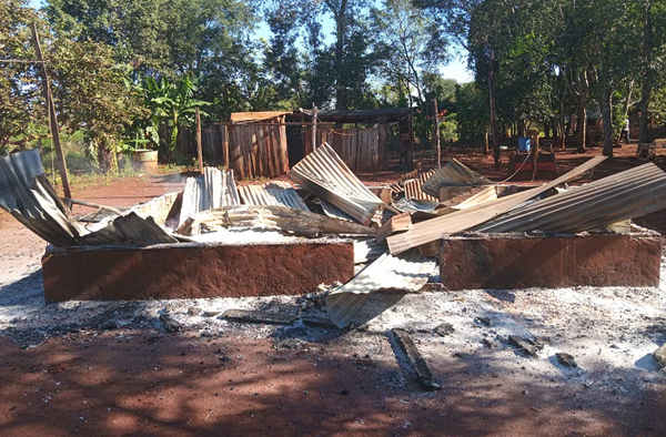 Un hombre habría incendiado su casa estando sus dos hijos menores dentro - Noticiero Paraguay