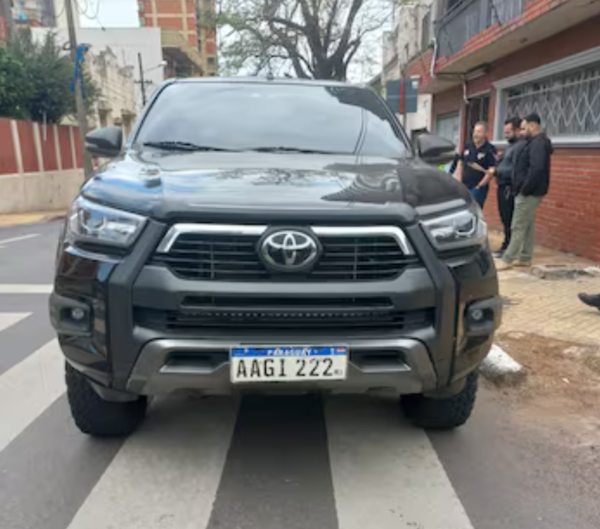 Incautan camioneta de la Senad por posible falsificación de matrícula