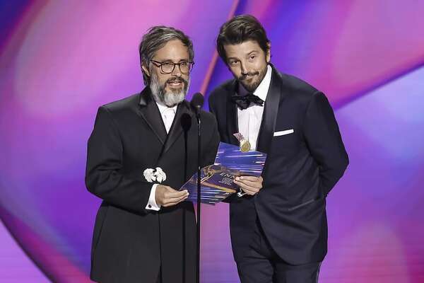 Gael García Bernal y Diego Luna hicieron historia en los Emmy al presentar en español - Gente - ABC Color