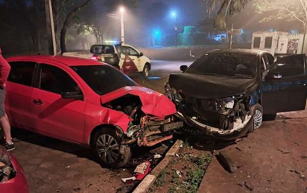 Joven sufre lesiones tras chocar contra vehículos estacionados - ABC en el Este - ABC Color