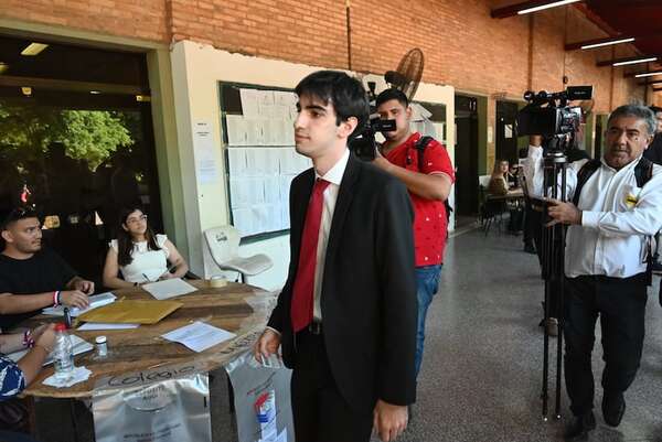 Derecho UNA: “Tratito” Ovelar ganó juicio y queda como presidente del centro de estudiantes - Nacionales - ABC Color
