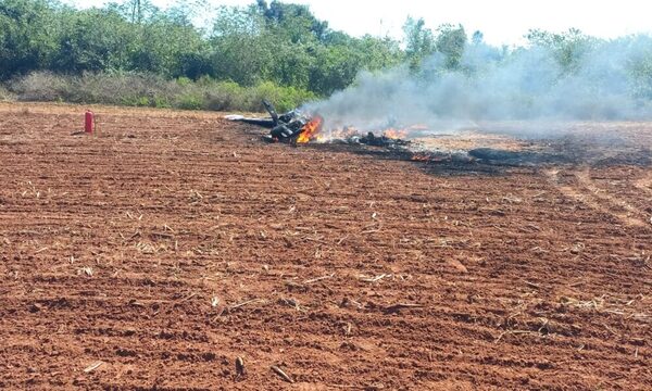 (VIDEO) ¡Chiplé cayó una avioneta en Tava´i e investigan las circunstancias!