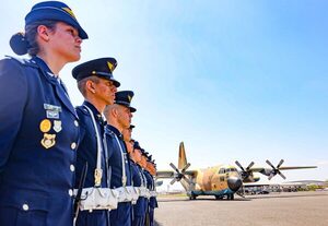 Paraguay brindó reconocimiento a tripulación del avión hidrante uruguayo que ayudó a combatir incendios forestales - .::Agencia IP::.